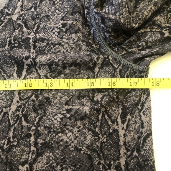 Rails Sami Snakeskin Print Modal V-Neck Long-Sleeve Top Size XS - Picture 8 of 11